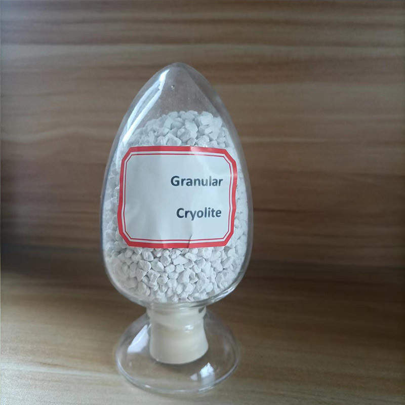 Cryolite de sódio com composição estável e para eletrólise de alumínio e produção de aço para uso industrial