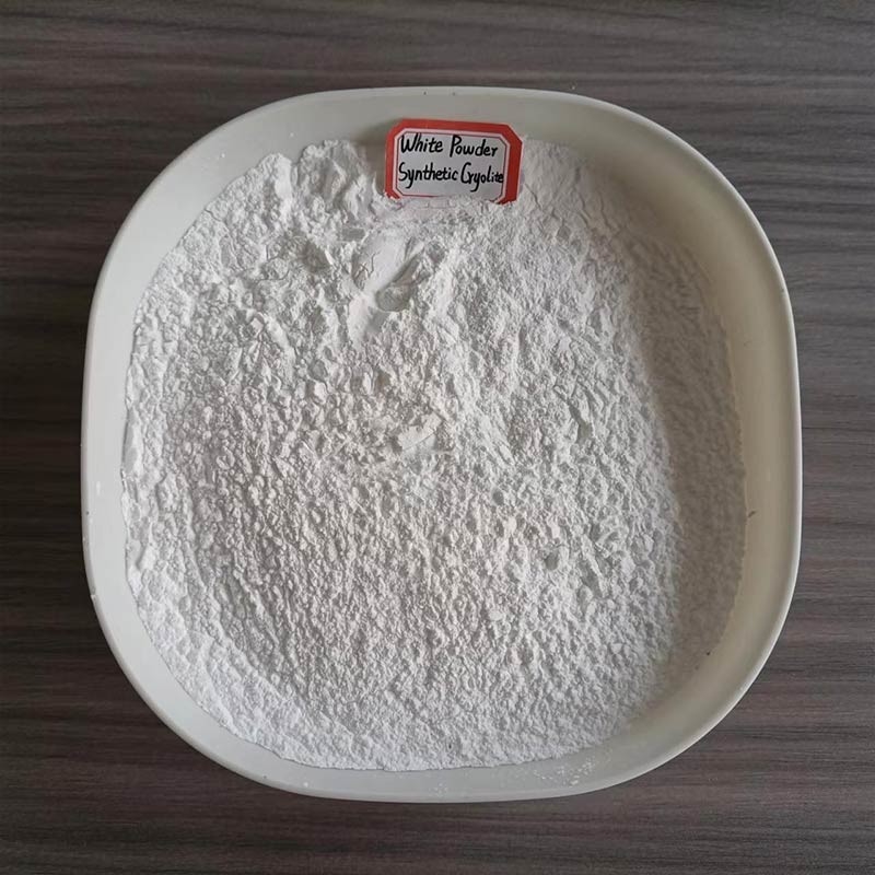 Cryolite de sódio com composição estável e para eletrólise de alumínio e produção de aço para uso industrial