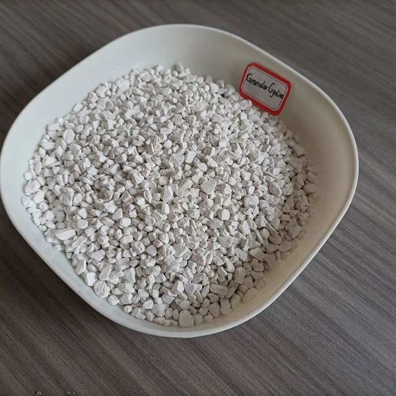 Cryolite de sódio com composição estável e para eletrólise de alumínio e produção de aço para uso industrial